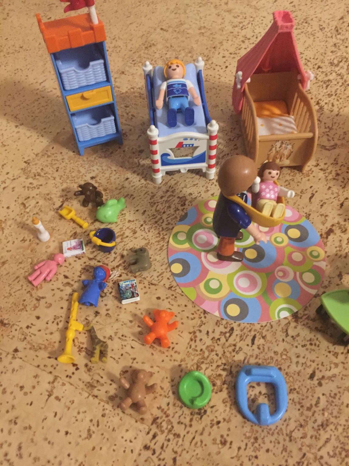 Kinderzimmer mit Wickeltisch und Hochstuhl TütKiZi Playmobil 