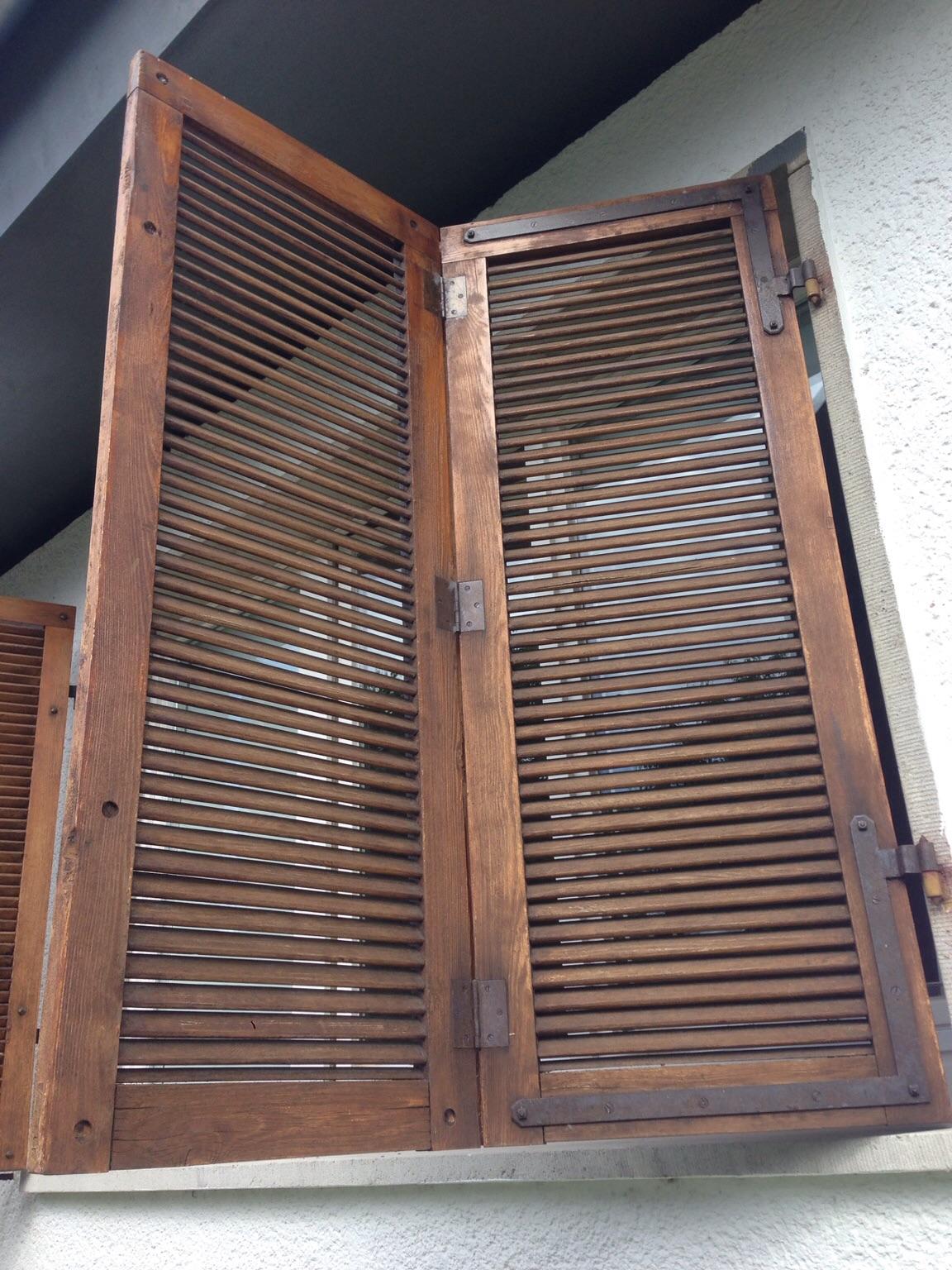 2 Stück 149x44cm Satz Fensterläden dunkles Holz renovierungsbedürftig 