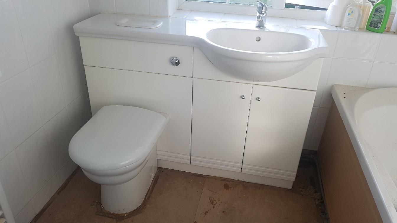 toilet and sink bathroom cabinet unit in Dunstable for £80.00 for sale