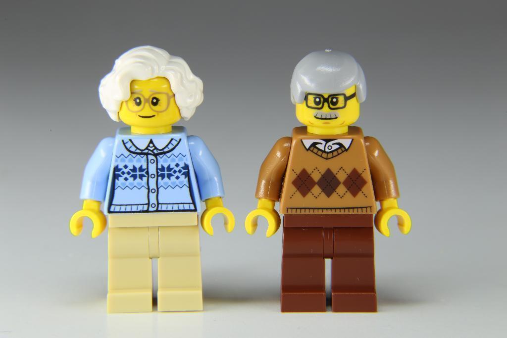 Grosseltern Lego Figuren City Expert Oma und Opa gemütlich am Kaminfeuer 
